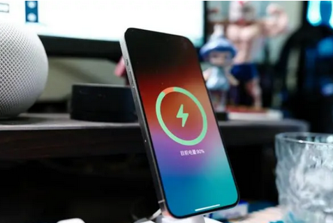 开平苹果15换屏服务分享用什么充电器给iPhone15充电更好 
